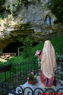 La Grotte de la Balme D'Epy : la vierge et l'autel